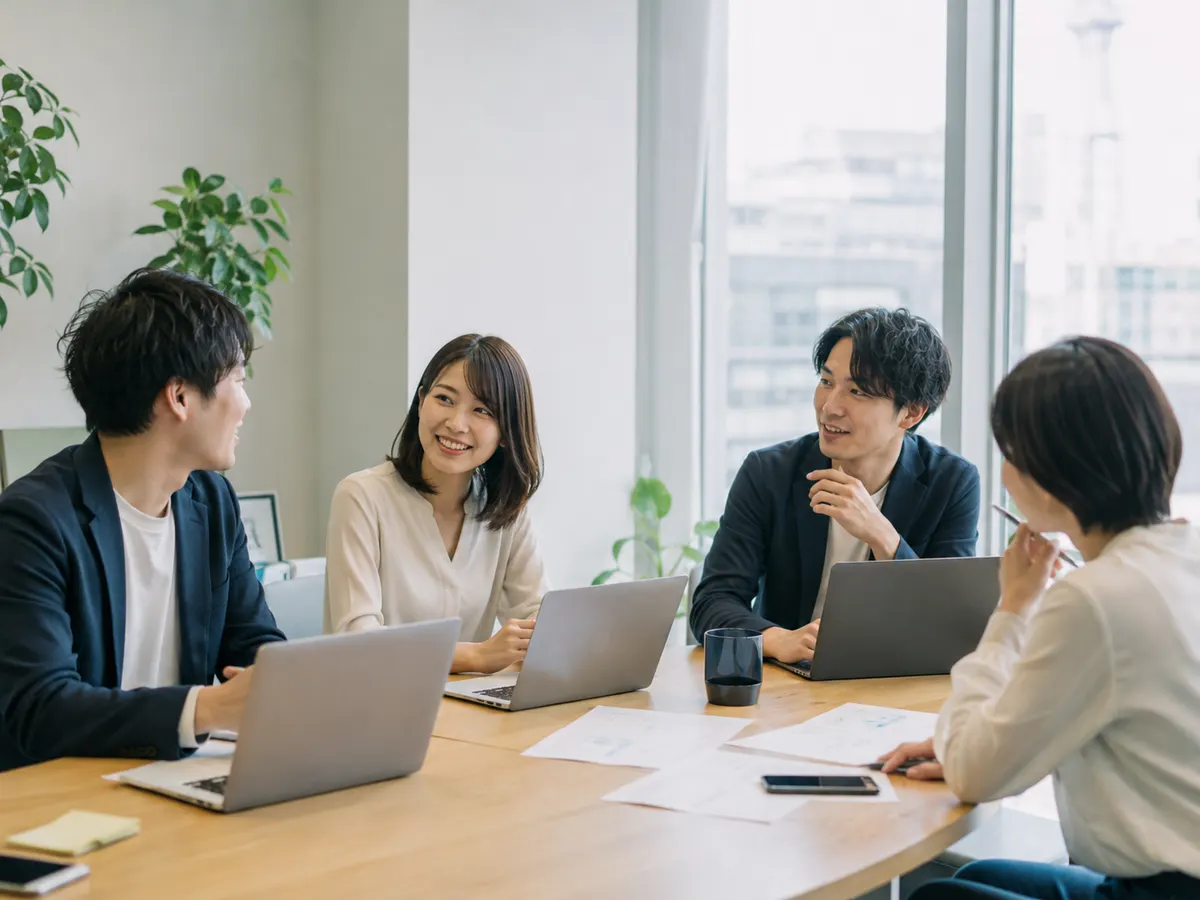 打ち合わせをする株式会社三木のチーム